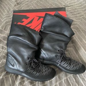 Nike Flyknit Roshe boot size 8.5W. Great condition!